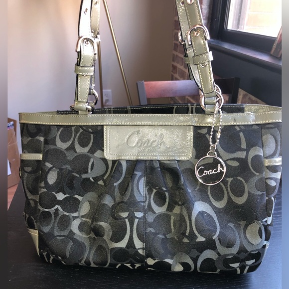 LIKE NEW VINTAGE COACH PURSE - Picture 7 of 8